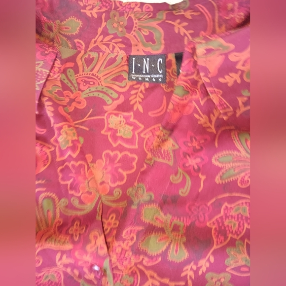 Floral Red and Green Button-Up Blouse - Picture 4 of 7